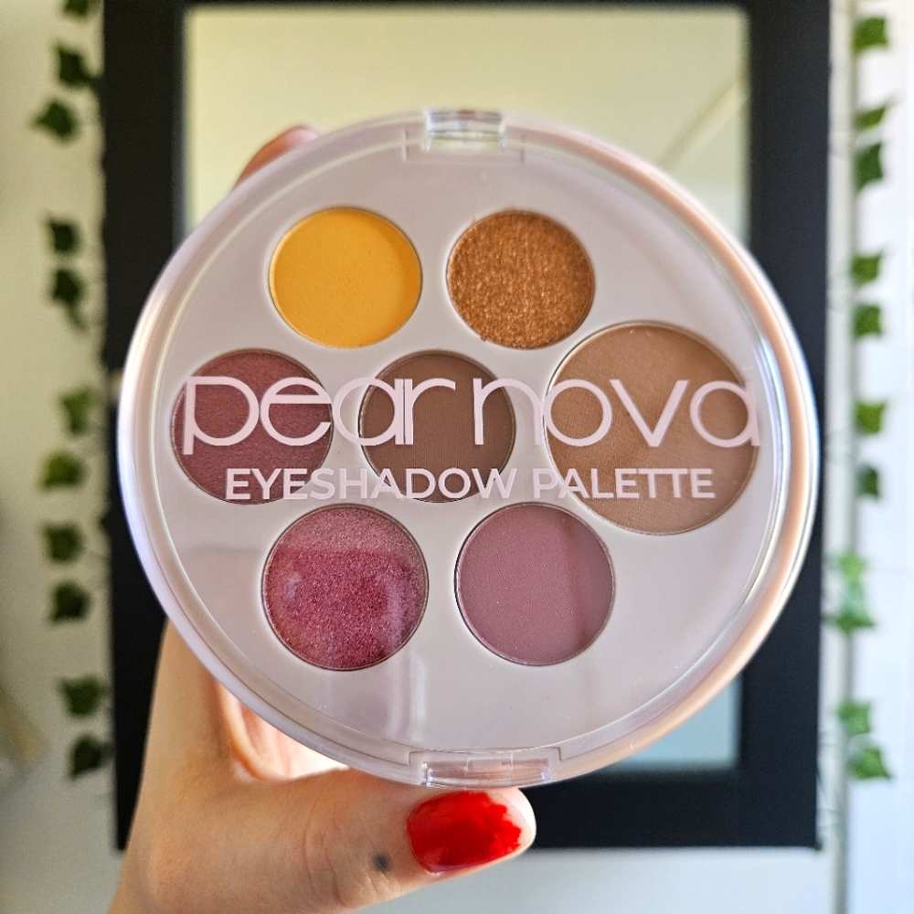 🌟 4/10$ Pear Nove Eyeshadow Palette NWT